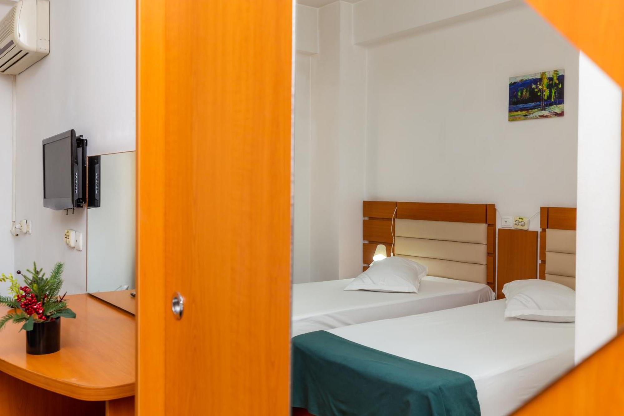 Hotel Sir Colentina Bucharest Exterior photo