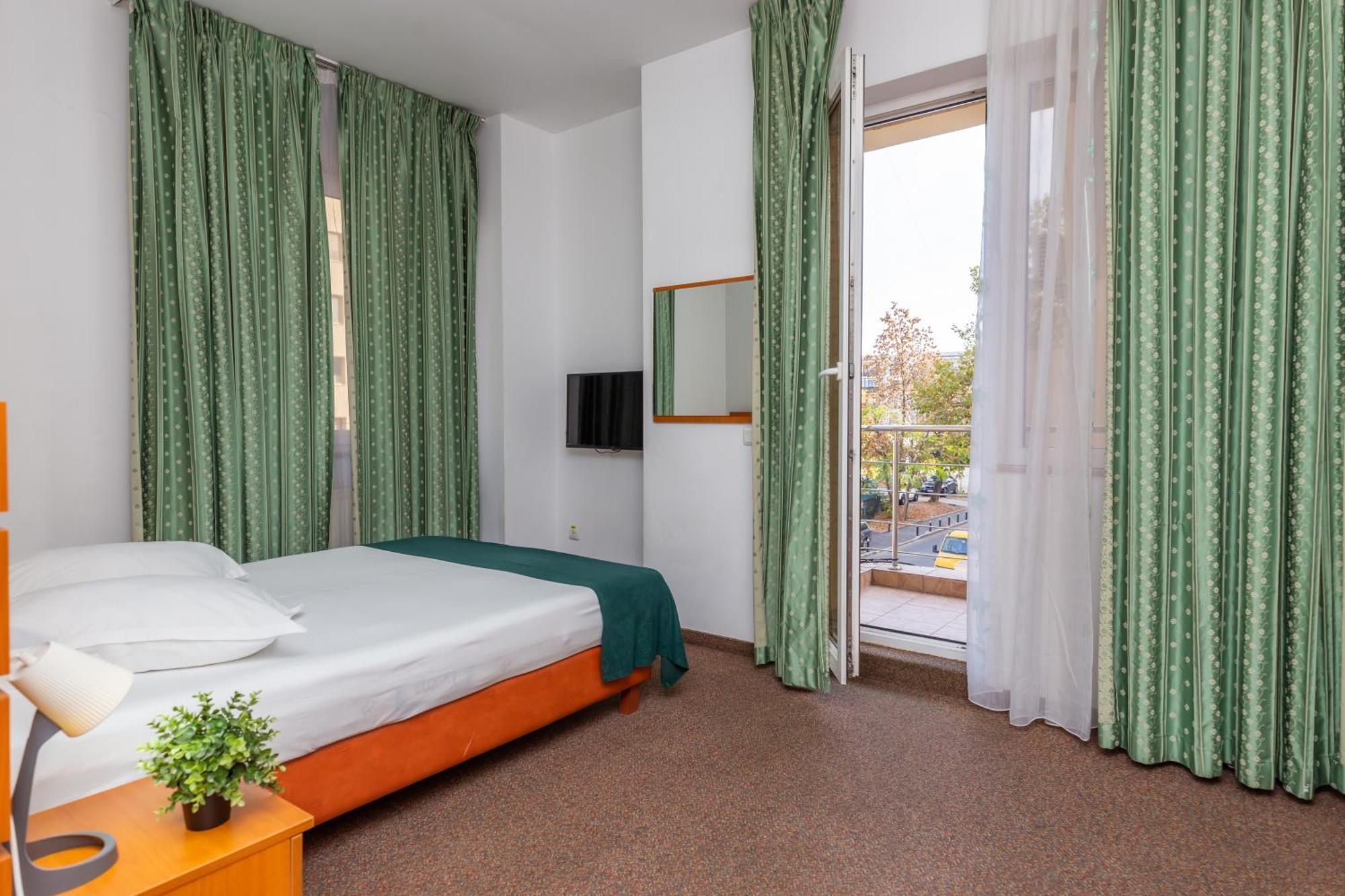 Hotel Sir Colentina Bucharest Exterior photo