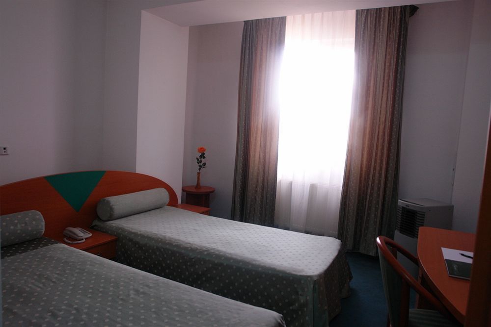 Hotel Sir Colentina Bucharest Exterior photo